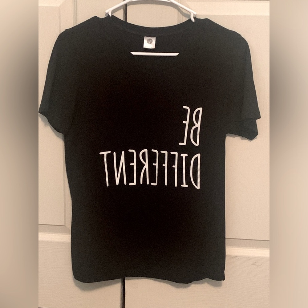 Women’s T-Shirt. Be Different size S.